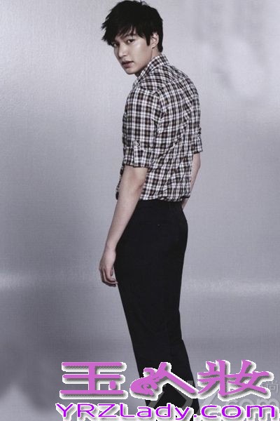 李敏镐因2009年拍摄韩版花样男子而迅速走红，成为红遍亚洲的新男身，随着前不久结束主演剧《继承者们》的拍摄之后，现在正准备韩国知名导演柳河的电影《江南布鲁斯》，这无疑不说明这位长腿男神的人气，今天为大家选出了一些让你看了又看还想看的男神李敏镐的时尚写真，让我们赶紧一睹为快吧！