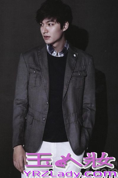 李敏镐因2009年拍摄韩版花样男子而迅速走红，成为红遍亚洲的新男身，随着前不久结束主演剧《继承者们》的拍摄之后，现在正准备韩国知名导演柳河的电影《江南布鲁斯》，这无疑不说明这位长腿男神的人气，今天为大家选出了一些让你看了又看还想看的男神李敏镐的时尚写真，让我们赶紧一睹为快吧！