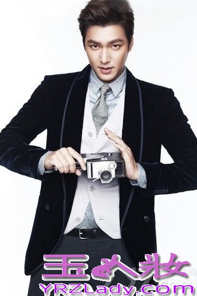 李敏镐因2009年拍摄韩版花样男子而迅速走红，成为红遍亚洲的新男身，随着前不久结束主演剧《继承者们》的拍摄之后，现在正准备韩国知名导演柳河的电影《江南布鲁斯》，这无疑不说明这位长腿男神的人气，今天为大家选出了一些让你看了又看还想看的男神李敏镐的时尚写真，让我们赶紧一睹为快吧！