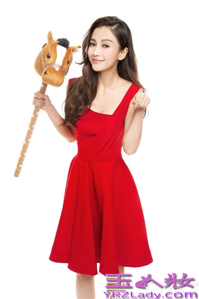 新年里Angelababy(杨颖)趁着马年，她笑着表示要学人拉头马，拿着玩具马玩个痛快，童心未泯。她说：“其实我还没去过马场，不过今年马年，希望进马场拿个好意头，碰碰运气。我已装备好，准备以开心、健康的心情迎接新一年，祝大家马上有Baby！”