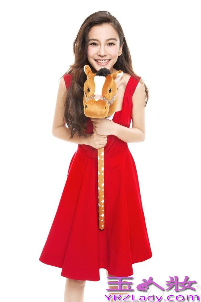 新年里Angelababy(杨颖)趁着马年，她笑着表示要学人拉头马，拿着玩具马玩个痛快，童心未泯。她说：“其实我还没去过马场，不过今年马年，希望进马场拿个好意头，碰碰运气。我已装备好，准备以开心、健康的心情迎接新一年，祝大家马上有Baby！”