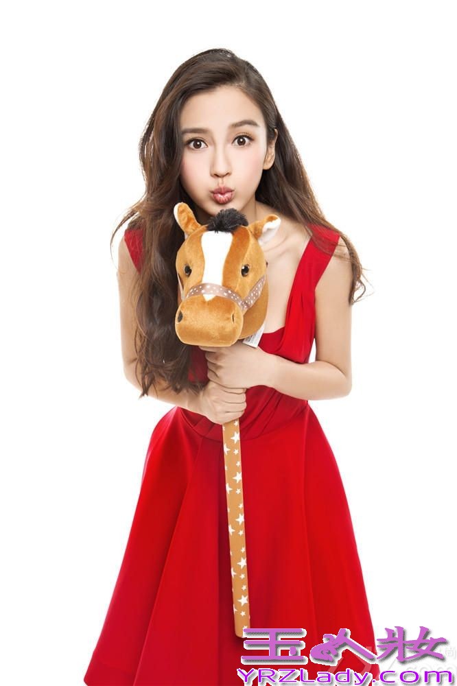 新年里Angelababy(杨颖)趁着马年，她笑着表示要学人拉头马，拿着玩具马玩个痛快，童心未泯。她说：“其实我还没去过马场，不过今年马年，希望进马场拿个好意头，碰碰运气。我已装备好，准备以开心、健康的心情迎接新一年，祝大家马上有Baby！”
