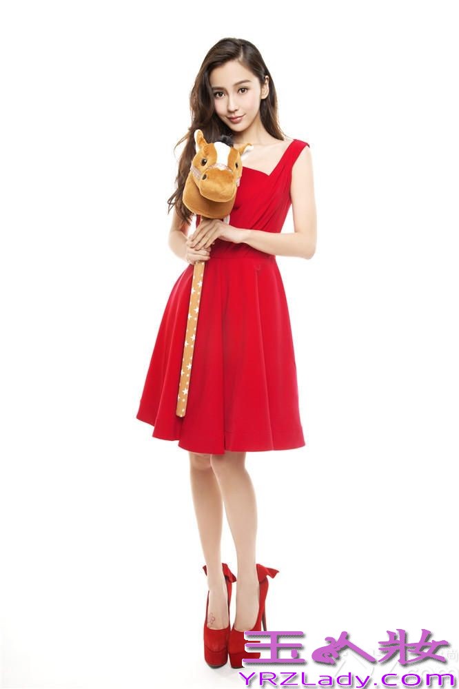 新年里Angelababy(杨颖)趁着马年，她笑着表示要学人拉头马，拿着玩具马玩个痛快，童心未泯。她说：“其实我还没去过马场，不过今年马年，希望进马场拿个好意头，碰碰运气。我已装备好，准备以开心、健康的心情迎接新一年，祝大家马上有Baby！”