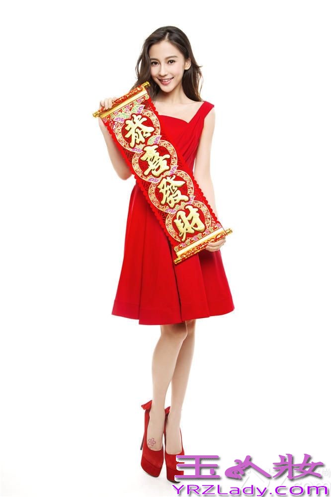 新年里Angelababy(杨颖)趁着马年，她笑着表示要学人拉头马，拿着玩具马玩个痛快，童心未泯。她说：“其实我还没去过马场，不过今年马年，希望进马场拿个好意头，碰碰运气。我已装备好，准备以开心、健康的心情迎接新一年，祝大家马上有Baby！”