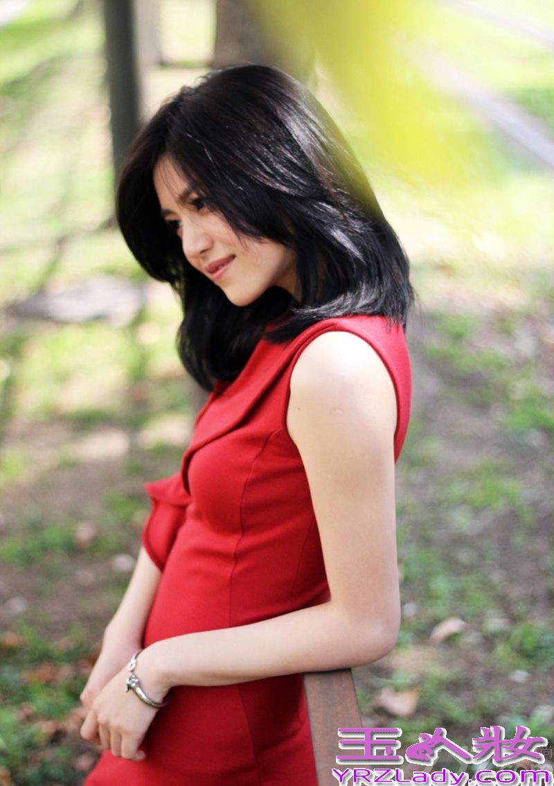 陈妍希因参演电影《那些年，我们一起追的女孩》中的沈佳宜一角迅速串红，成为男人们心中的女神。今天我们就来欣赏下她拍摄的一组街头时尚写真图片。