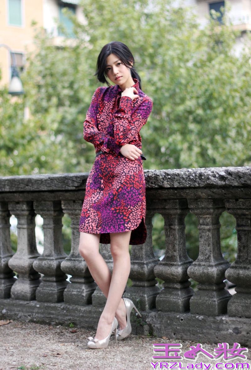 陈妍希因参演电影《那些年，我们一起追的女孩》中的沈佳宜一角迅速串红，成为男人们心中的女神。今天我们就来欣赏下她拍摄的一组街头时尚写真图片。