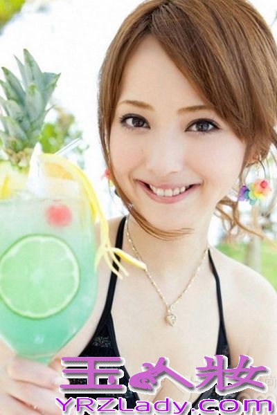 佐佐木希是日本当前最具人气的模特，长相甜美可人，清纯气质让她与众不同，在05年的时候被“日本全国寻找美女”活动的搜查员发现，从此一举成名。06年成为全日本女子高中生制服比赛最高奖得主，11年入选日本最美女星，在13年入选为世界最美的100张面孔中的第41位。更被成为日本的国民校花，今天就为大家带来一组她的写真，让你看看这位美少女的真面目！