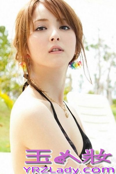 佐佐木希是日本当前最具人气的模特，长相甜美可人，清纯气质让她与众不同，在05年的时候被“日本全国寻找美女”活动的搜查员发现，从此一举成名。06年成为全日本女子高中生制服比赛最高奖得主，11年入选日本最美女星，在13年入选为世界最美的100张面孔中的第41位。更被成为日本的国民校花，今天就为大家带来一组她的写真，让你看看这位美少女的真面目！