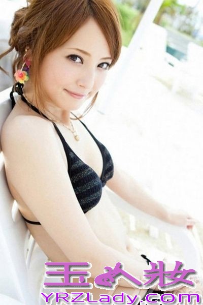 佐佐木希是日本当前最具人气的模特，长相甜美可人，清纯气质让她与众不同，在05年的时候被“日本全国寻找美女”活动的搜查员发现，从此一举成名。06年成为全日本女子高中生制服比赛最高奖得主，11年入选日本最美女星，在13年入选为世界最美的100张面孔中的第41位。更被成为日本的国民校花，今天就为大家带来一组她的写真，让你看看这位美少女的真面目！