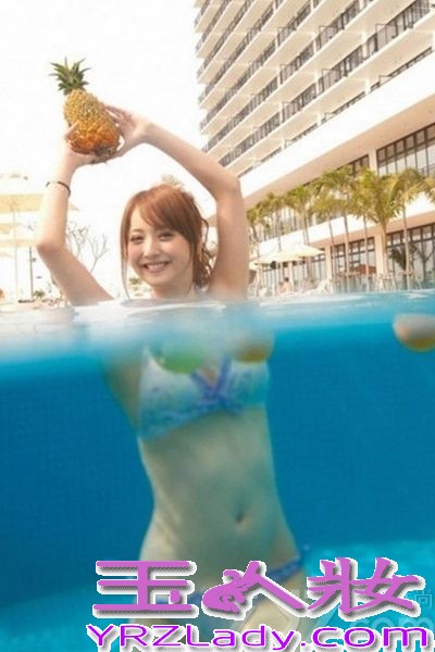 佐佐木希是日本当前最具人气的模特，长相甜美可人，清纯气质让她与众不同，在05年的时候被“日本全国寻找美女”活动的搜查员发现，从此一举成名。06年成为全日本女子高中生制服比赛最高奖得主，11年入选日本最美女星，在13年入选为世界最美的100张面孔中的第41位。更被成为日本的国民校花，今天就为大家带来一组她的写真，让你看看这位美少女的真面目！