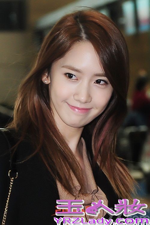 韩国少女时代组合人气爆棚，其中组合里的成员林允儿更是受人欢迎，虽说组合中的成员个个都是大长腿高鼻梁大眼睛的，但是林允儿似乎特别的受人欢迎，无论是唱歌跳舞拍戏都占据了不少粉丝的心。今天就来欣赏下韩国最美女神林允儿图片，看看她获得“最美女神”的称号是否实至名归。