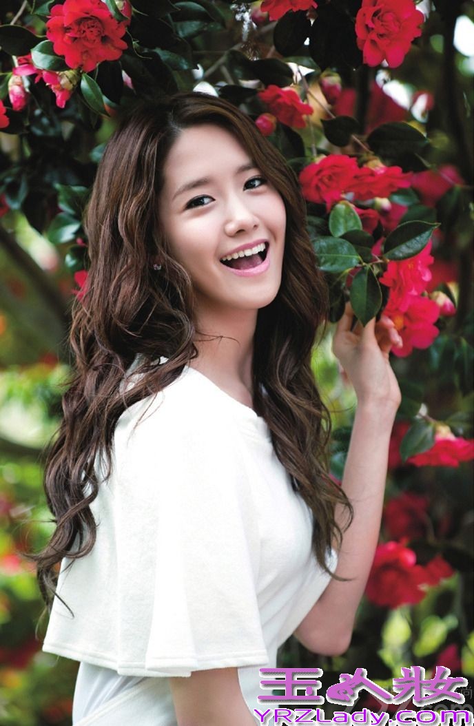 韩国少女时代组合人气爆棚，其中组合里的成员林允儿更是受人欢迎，虽说组合中的成员个个都是大长腿高鼻梁大眼睛的，但是林允儿似乎特别的受人欢迎，无论是唱歌跳舞拍戏都占据了不少粉丝的心。今天就来欣赏下韩国最美女神林允儿图片，看看她获得“最美女神”的称号是否实至名归。