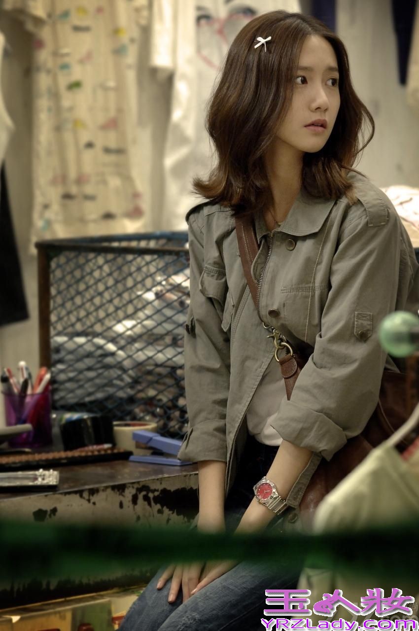 韩国少女时代组合人气爆棚，其中组合里的成员林允儿更是受人欢迎，虽说组合中的成员个个都是大长腿高鼻梁大眼睛的，但是林允儿似乎特别的受人欢迎，无论是唱歌跳舞拍戏都占据了不少粉丝的心。今天就来欣赏下韩国最美女神林允儿图片，看看她获得“最美女神”的称号是否实至名归。