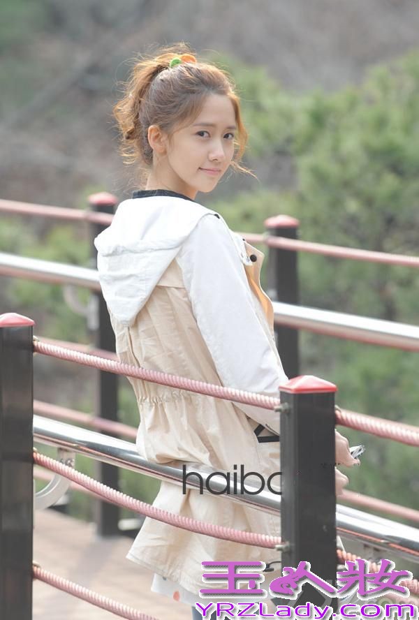 韩国少女时代组合人气爆棚，其中组合里的成员林允儿更是受人欢迎，虽说组合中的成员个个都是大长腿高鼻梁大眼睛的，但是林允儿似乎特别的受人欢迎，无论是唱歌跳舞拍戏都占据了不少粉丝的心。今天就来欣赏下韩国最美女神林允儿图片，看看她获得“最美女神”的称号是否实至名归。