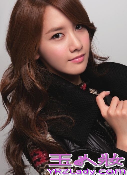 韩国少女时代组合人气爆棚，其中组合里的成员林允儿更是受人欢迎，虽说组合中的成员个个都是大长腿高鼻梁大眼睛的，但是林允儿似乎特别的受人欢迎，无论是唱歌跳舞拍戏都占据了不少粉丝的心。今天就来欣赏下韩国最美女神林允儿图片，看看她获得“最美女神”的称号是否实至名归。