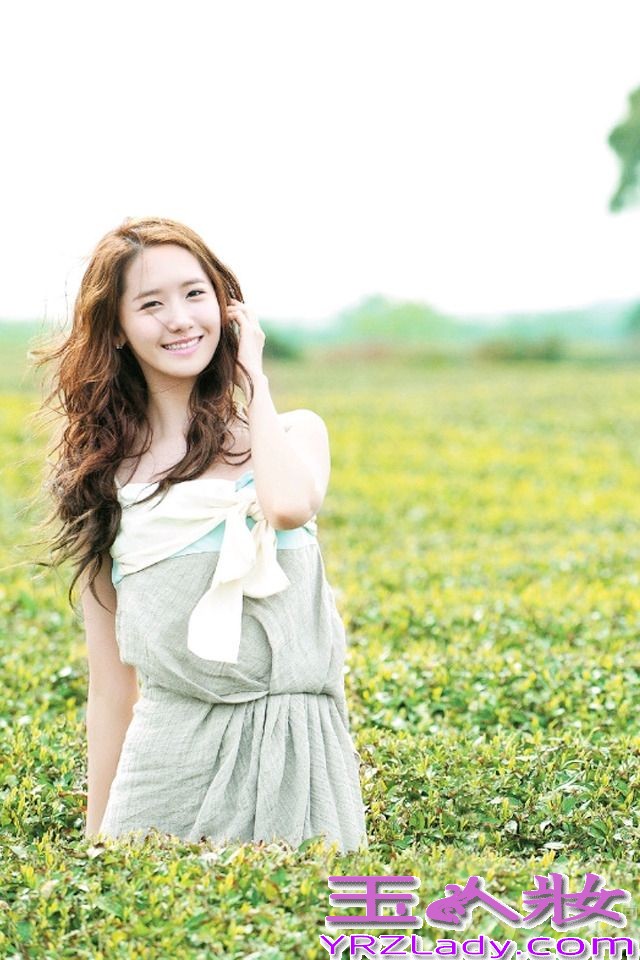 韩国少女时代组合人气爆棚，其中组合里的成员林允儿更是受人欢迎，虽说组合中的成员个个都是大长腿高鼻梁大眼睛的，但是林允儿似乎特别的受人欢迎，无论是唱歌跳舞拍戏都占据了不少粉丝的心。今天就来欣赏下韩国最美女神林允儿图片，看看她获得“最美女神”的称号是否实至名归。