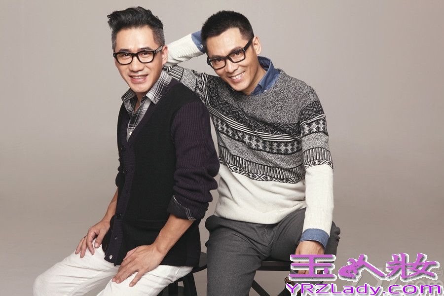 近日，内地“萌叔”组合毅光年推出了首支音乐作品《一亿光年》，反响热烈，最新一组冬日写真也于今日（23日）曝光。綦光与高毅以黑白同色系毛衣衬衫及同款黑框眼镜默契出镜，尽显儒雅温情气质。