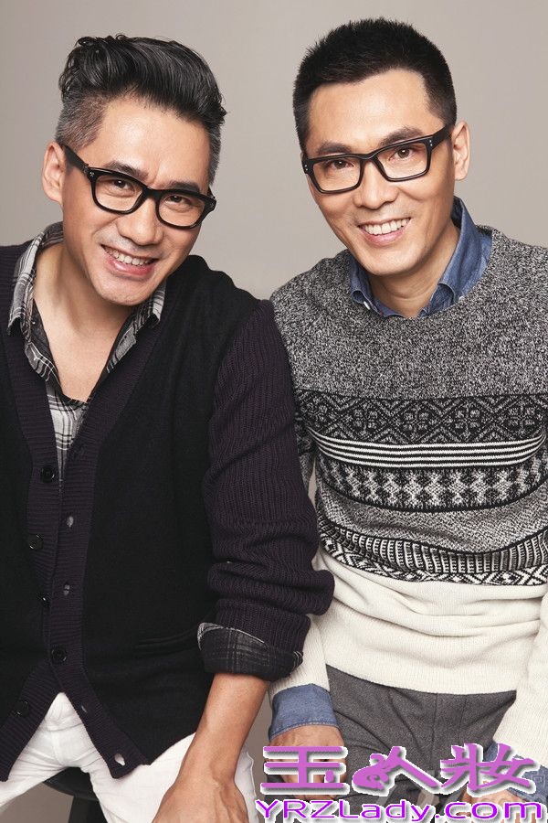 近日，内地“萌叔”组合毅光年推出了首支音乐作品《一亿光年》，反响热烈，最新一组冬日写真也于今日（23日）曝光。綦光与高毅以黑白同色系毛衣衬衫及同款黑框眼镜默契出镜，尽显儒雅温情气质。