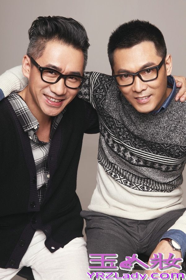 近日，内地“萌叔”组合毅光年推出了首支音乐作品《一亿光年》，反响热烈，最新一组冬日写真也于今日（23日）曝光。綦光与高毅以黑白同色系毛衣衬衫及同款黑框眼镜默契出镜，尽显儒雅温情气质。