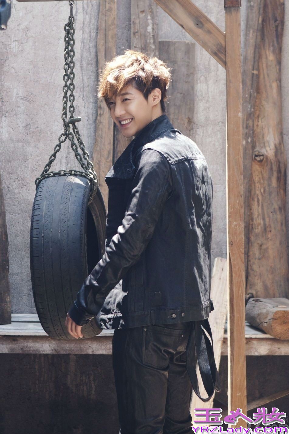 韩国帅哥金贤重长相秀气，不仅人长的好看，身材也好，才华出众。唱得了歌，演得了戏，卖得了萌，耍得起帅。无论是在韩国还是在中国还是在各国，都拥有着一批绝对只热衷于他的粉丝，一起来看看金贤重短发生活照吧！超帅哦！