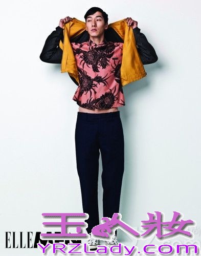 做为中国首席男模的张亮，凭借热播的综艺节目《爸爸去哪儿》而迅速速蹿红，这位年轻平民化的星爸，凭着自己的真实一面，轻而易举的抓住了万千粉丝的心，被封为新一代的男神，而日前男神张亮为《ELLEMEN》拍摄时尚大片，片中人气居高不下的他大秀长腿和人鱼线，斯文帅气不失风度。让粉丝们一饱眼福，下面一下来欣赏下吧！