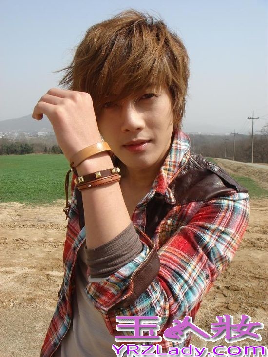 韩国帅哥金贤重长相秀气，不仅人长的好看，身材也好，才华出众。唱得了歌，演得了戏，卖得了萌，耍得起帅。无论是在韩国还是在中国还是在各国，都拥有着一批绝对只热衷于他的粉丝，一起来看看金贤重短发生活照吧！超帅哦！