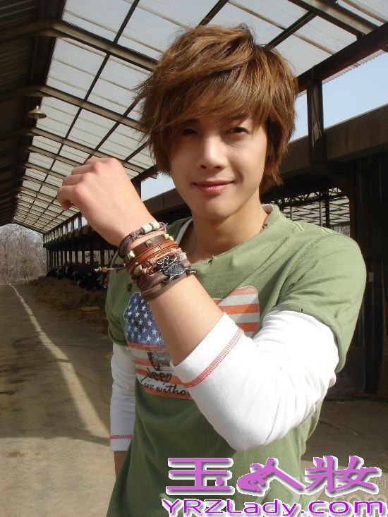 韩国帅哥金贤重长相秀气，不仅人长的好看，身材也好，才华出众。唱得了歌，演得了戏，卖得了萌，耍得起帅。无论是在韩国还是在中国还是在各国，都拥有着一批绝对只热衷于他的粉丝，一起来看看金贤重短发生活照吧！超帅哦！