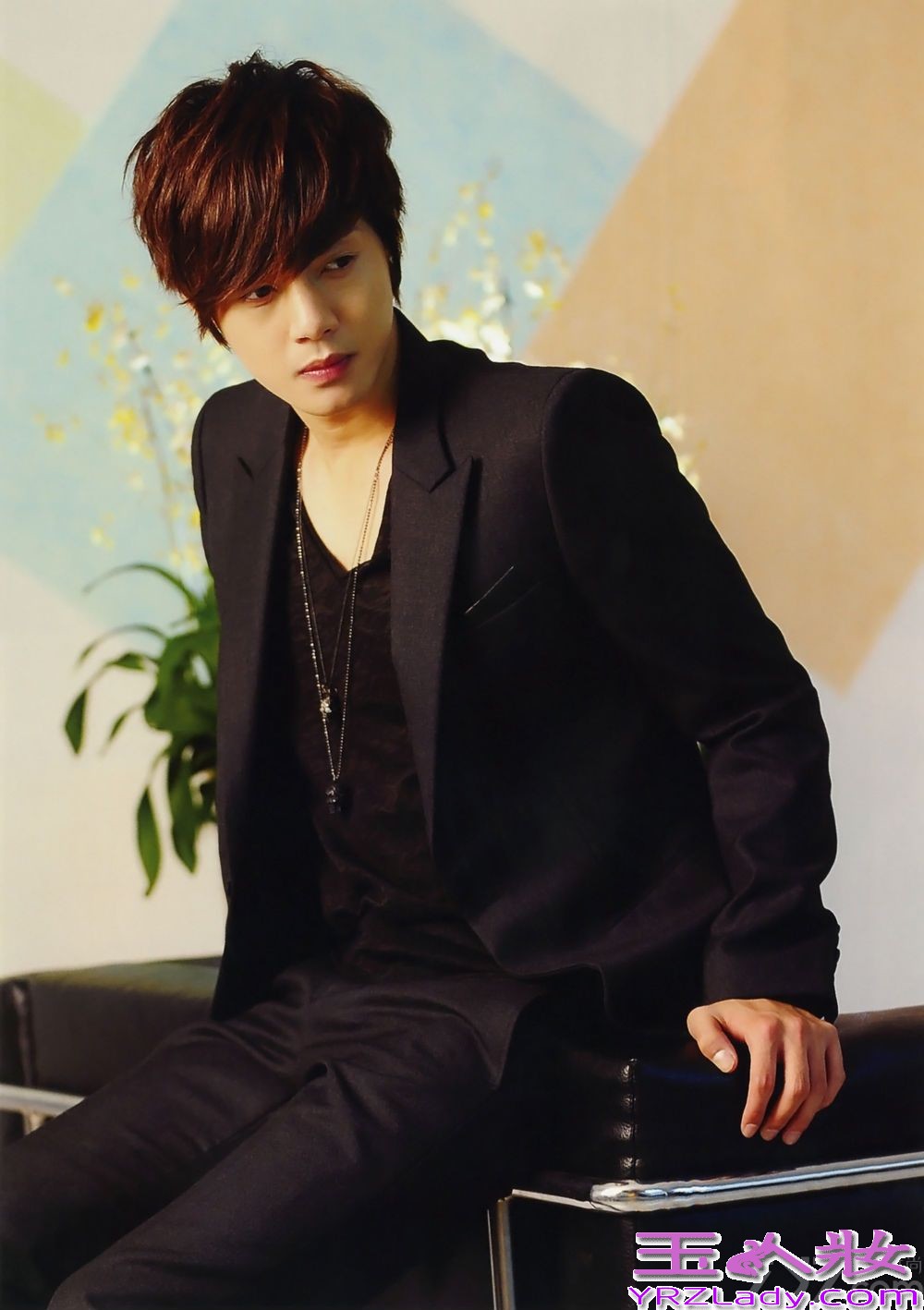 韩国帅哥金贤重长相秀气，不仅人长的好看，身材也好，才华出众。唱得了歌，演得了戏，卖得了萌，耍得起帅。无论是在韩国还是在中国还是在各国，都拥有着一批绝对只热衷于他的粉丝，一起来看看金贤重短发生活照吧！超帅哦！