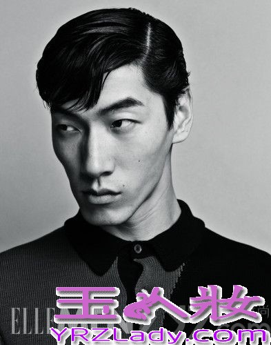 做为中国首席男模的张亮，凭借热播的综艺节目《爸爸去哪儿》而迅速速蹿红，这位年轻平民化的星爸，凭着自己的真实一面，轻而易举的抓住了万千粉丝的心，被封为新一代的男神，而日前男神张亮为《ELLEMEN》拍摄时尚大片，片中人气居高不下的他大秀长腿和人鱼线，斯文帅气不失风度。让粉丝们一饱眼福，下面一下来欣赏下吧！