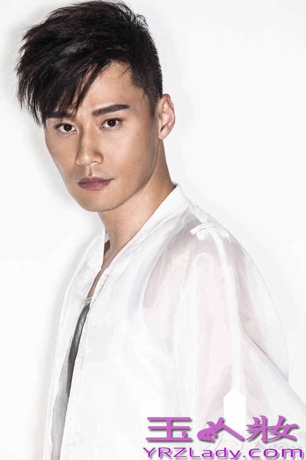 近日，演员程皓枫曝光一套最新时尚写真大片，程皓枫身着独立设计师品牌服饰，面部俊朗线条感十足。由程皓枫主演的电视剧《老妈的三国时代》将于2月1日（农历正月初一）登陆安徽卫视。