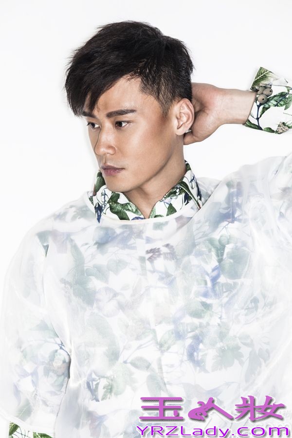 近日，演员程皓枫曝光一套最新时尚写真大片，程皓枫身着独立设计师品牌服饰，面部俊朗线条感十足。由程皓枫主演的电视剧《老妈的三国时代》将于2月1日（农历正月初一）登陆安徽卫视。