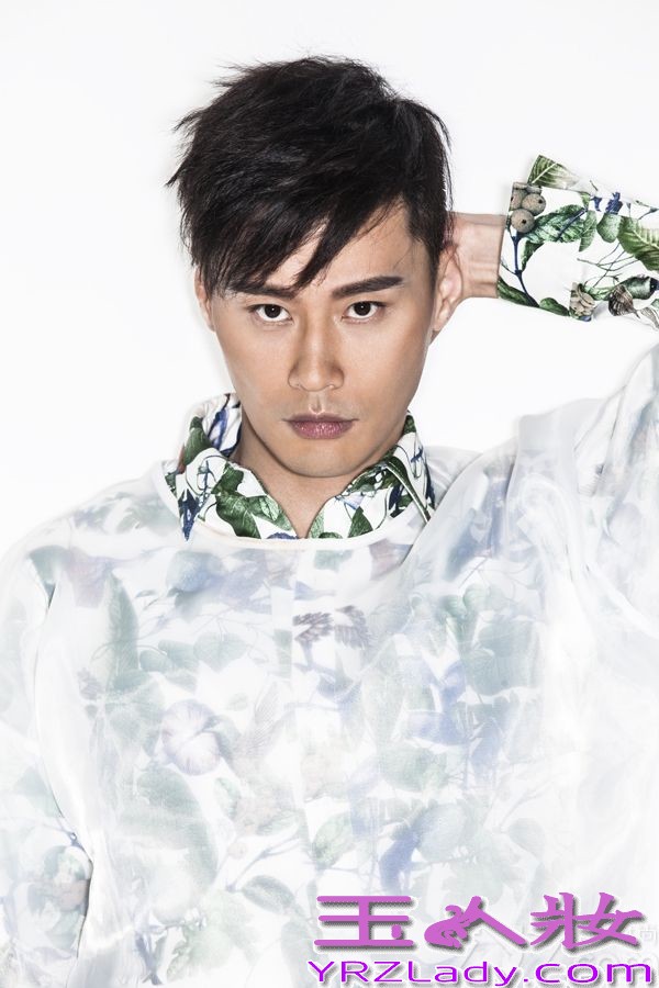 近日，演员程皓枫曝光一套最新时尚写真大片，程皓枫身着独立设计师品牌服饰，面部俊朗线条感十足。由程皓枫主演的电视剧《老妈的三国时代》将于2月1日（农历正月初一）登陆安徽卫视。