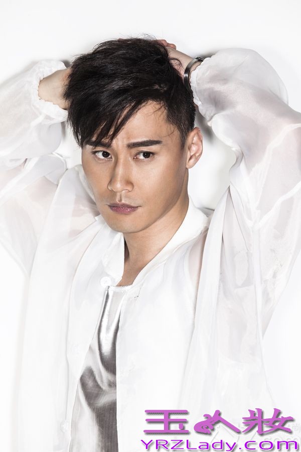 近日，演员程皓枫曝光一套最新时尚写真大片，程皓枫身着独立设计师品牌服饰，面部俊朗线条感十足。由程皓枫主演的电视剧《老妈的三国时代》将于2月1日（农历正月初一）登陆安徽卫视。