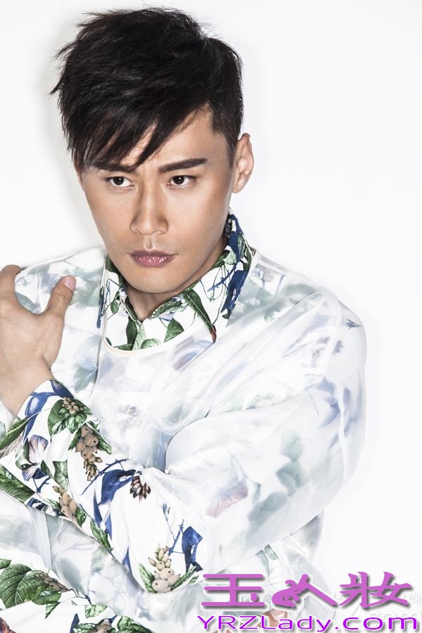 近日，演员程皓枫曝光一套最新时尚写真大片，程皓枫身着独立设计师品牌服饰，面部俊朗线条感十足。由程皓枫主演的电视剧《老妈的三国时代》将于2月1日（农历正月初一）登陆安徽卫视。