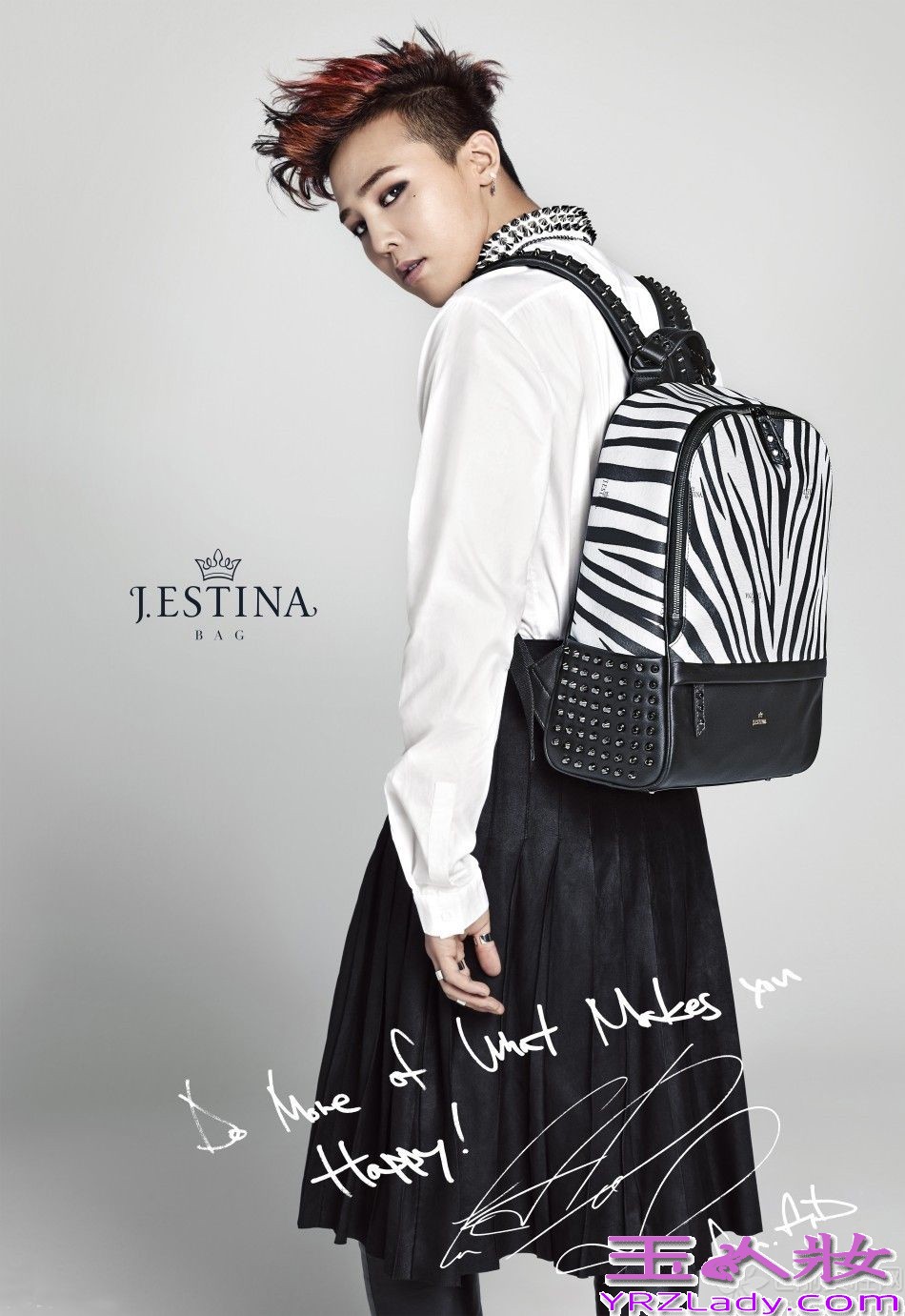 近日，G-DRAGON携手某品牌拍摄广告照，白衬衫搭配皮质裙裤，独特又充满潮范儿的造型完美诠释了G-DRAGON与众不同的帅气时尚。