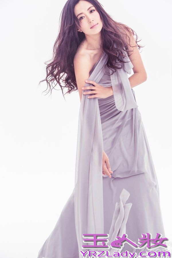 近日，著名演员杨童舒曝光了一组灰色丝薄纱裙写真，清新淡雅的妆容搭配梦幻系纱裙，美仙范儿飘逸淡雅似仙女。她曾经在2000年—2001年还担任中央电视台“影视同期声”栏目主持人；后来李静待产，她还主持了《超级访问》 并被某时尚杂志评选为“最美丽的女主播”。