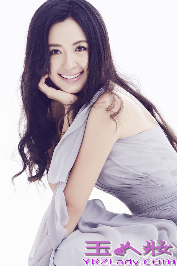 近日，著名演员杨童舒曝光了一组灰色丝薄纱裙写真，清新淡雅的妆容搭配梦幻系纱裙，美仙范儿飘逸淡雅似仙女。她曾经在2000年—2001年还担任中央电视台“影视同期声”栏目主持人；后来李静待产，她还主持了《超级访问》 并被某时尚杂志评选为“最美丽的女主播”。