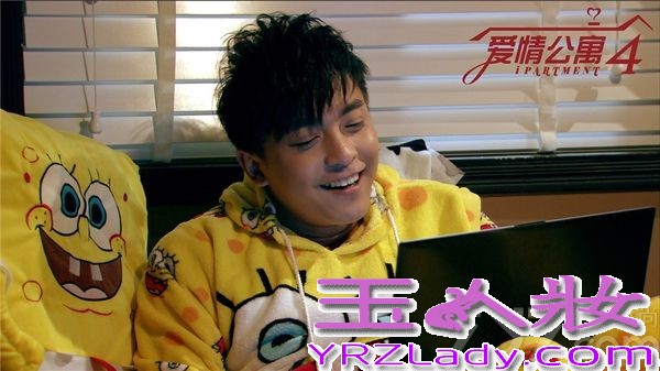 电视剧《爱情公寓4》将于17日登陆安徽、东方等四家卫视播出，近日，该剧提前曝光主演李佳航剧照，李佳航囧帅形象出镜。剧中，李佳航饰演“衰神”张伟，颠覆形象娱乐大众。