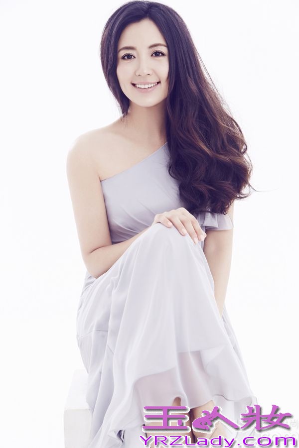 近日，著名演员杨童舒曝光了一组灰色丝薄纱裙写真，清新淡雅的妆容搭配梦幻系纱裙，美仙范儿飘逸淡雅似仙女。她曾经在2000年—2001年还担任中央电视台“影视同期声”栏目主持人；后来李静待产，她还主持了《超级访问》 并被某时尚杂志评选为“最美丽的女主播”。