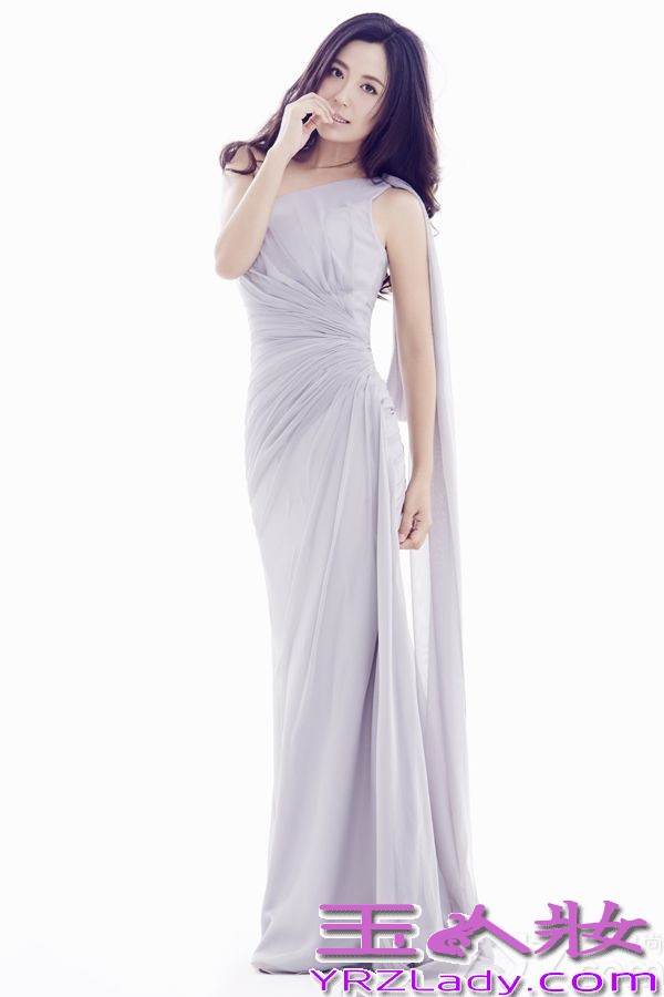 近日，著名演员杨童舒曝光了一组灰色丝薄纱裙写真，清新淡雅的妆容搭配梦幻系纱裙，美仙范儿飘逸淡雅似仙女。她曾经在2000年—2001年还担任中央电视台“影视同期声”栏目主持人；后来李静待产，她还主持了《超级访问》 并被某时尚杂志评选为“最美丽的女主播”。