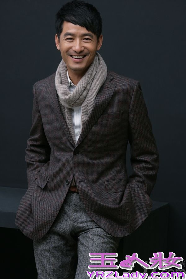 近日，演员郭晓冬曝光一组冬日写真，片中郭晓冬一身时尚绅士打扮，和煦笑容传递温暖气息。由郭晓冬主演的电影《推拿》日前被曝已入围第64届柏林电影节主竞赛单元。