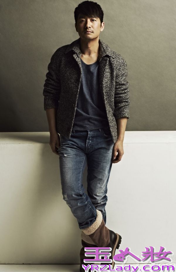 近日，演员郭晓冬曝光一组冬日写真，片中郭晓冬一身时尚绅士打扮，和煦笑容传递温暖气息。由郭晓冬主演的电影《推拿》日前被曝已入围第64届柏林电影节主竞赛单元。