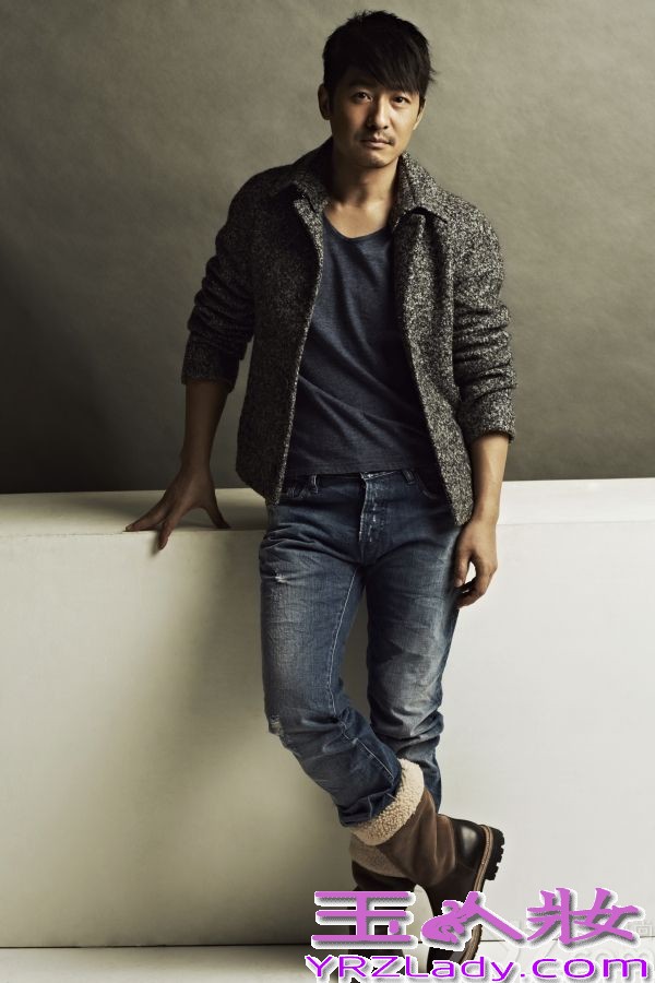 近日，演员郭晓冬曝光一组冬日写真，片中郭晓冬一身时尚绅士打扮，和煦笑容传递温暖气息。由郭晓冬主演的电影《推拿》日前被曝已入围第64届柏林电影节主竞赛单元。