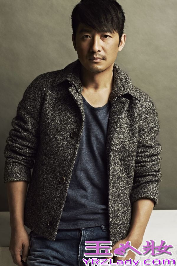 近日，演员郭晓冬曝光一组冬日写真，片中郭晓冬一身时尚绅士打扮，和煦笑容传递温暖气息。由郭晓冬主演的电影《推拿》日前被曝已入围第64届柏林电影节主竞赛单元。