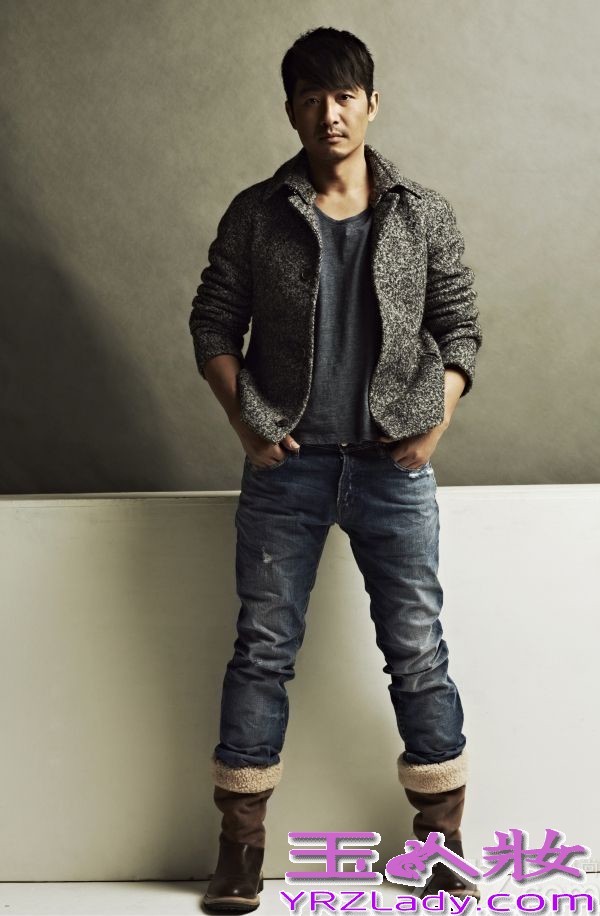 近日，演员郭晓冬曝光一组冬日写真，片中郭晓冬一身时尚绅士打扮，和煦笑容传递温暖气息。由郭晓冬主演的电影《推拿》日前被曝已入围第64届柏林电影节主竞赛单元。