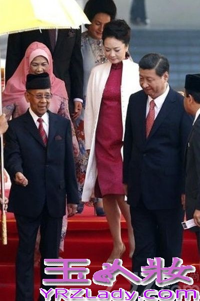 2013年美国《名利场》杂志的全球最佳着装榜中，中国“第一夫人”彭丽媛入选其中，用她独特的“中国style”征服了世界。而在70年前，宋美龄也曾经入围这一榜单。在时尚的轮回中，彭丽媛用优雅精致、高贵得体的时尚观向世界重新递上了一张天朝女性的新名片。这恐怕也是 《名利场》杂志抛弃美国“第一夫人”米歇尔和法国总统奥朗德女友瓦莱丽，而倾倒于丽媛Style的理由。习近平夫妇访问马来西亚讲述中马友好。