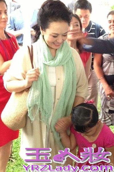 2013年美国《名利场》杂志的全球最佳着装榜中，中国“第一夫人”彭丽媛入选其中，用她独特的“中国style”征服了世界。而在70年前，宋美龄也曾经入围这一榜单。在时尚的轮回中，彭丽媛用优雅精致、高贵得体的时尚观向世界重新递上了一张天朝女性的新名片。这恐怕也是 《名利场》杂志抛弃美国“第一夫人”米歇尔和法国总统奥朗德女友瓦莱丽，而倾倒于丽媛Style的理由。习近平夫妇访问马来西亚讲述中马友好。