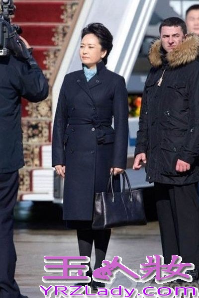 2013年美国《名利场》杂志的全球最佳着装榜中，中国“第一夫人”彭丽媛入选其中，用她独特的“中国style”征服了世界。而在70年前，宋美龄也曾经入围这一榜单。在时尚的轮回中，彭丽媛用优雅精致、高贵得体的时尚观向世界重新递上了一张天朝女性的新名片。这恐怕也是 《名利场》杂志抛弃美国“第一夫人”米歇尔和法国总统奥朗德女友瓦莱丽，而倾倒于丽媛Style的理由。习近平夫妇访问马来西亚讲述中马友好。