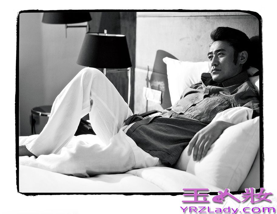 吴秀波虽然不再是年轻的小伙子，但是在他的那个年龄也是有一定市场的，气质上给人一种与众不同的魅力，即使是大叔也能吸引一批年轻妹子的眼光。下面就来欣赏一组吴秀波个人写真图片！非常有味的大叔哦！