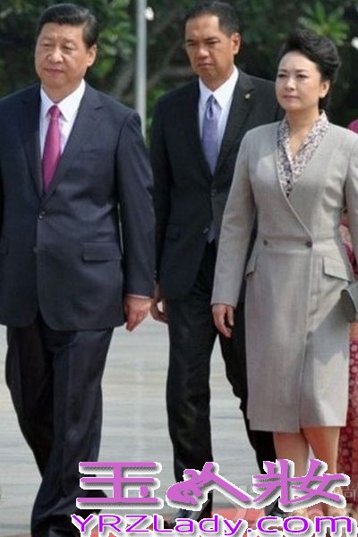 2013年美国《名利场》杂志的全球最佳着装榜中，中国“第一夫人”彭丽媛入选其中，用她独特的“中国style”征服了世界。而在70年前，宋美龄也曾经入围这一榜单。在时尚的轮回中，彭丽媛用优雅精致、高贵得体的时尚观向世界重新递上了一张天朝女性的新名片。这恐怕也是 《名利场》杂志抛弃美国“第一夫人”米歇尔和法国总统奥朗德女友瓦莱丽，而倾倒于丽媛Style的理由。习近平夫妇访问马来西亚讲述中马友好。